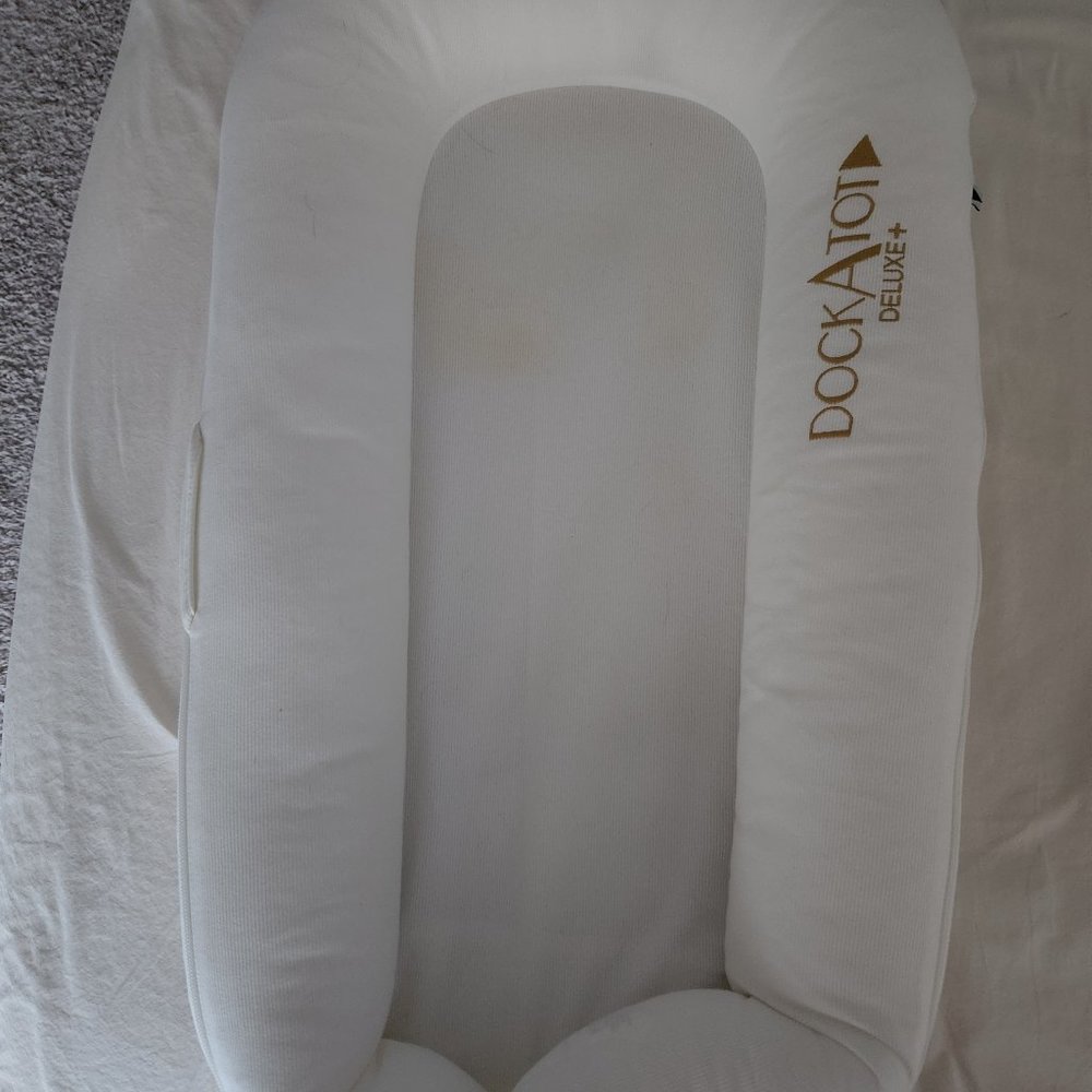 White dockatot deluxe plus